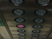 電梯按到5F